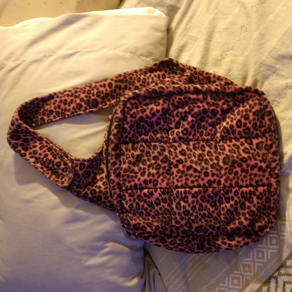 Cheetah print faux fur sling bag 🐆🩷